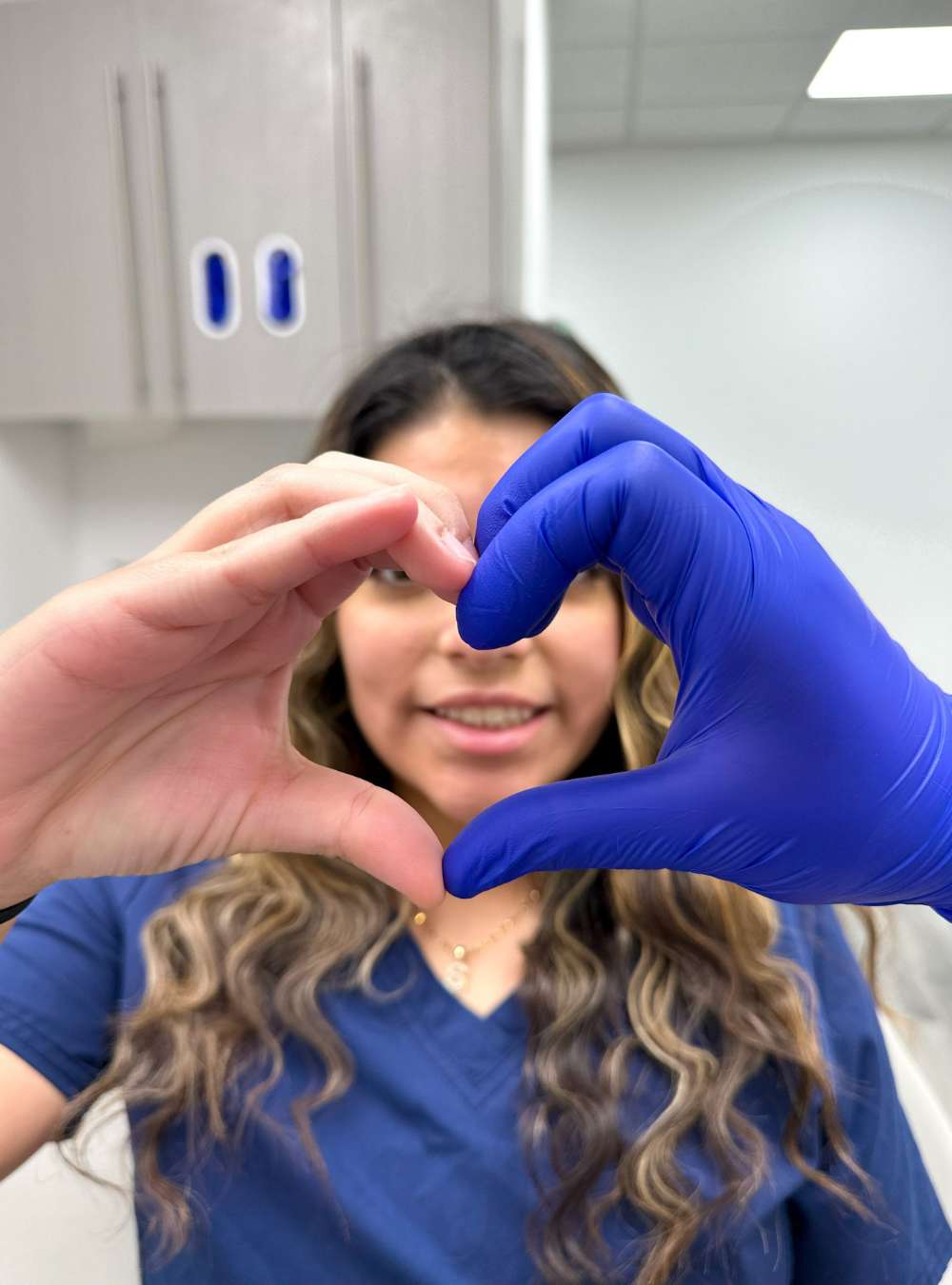 Paciente feliz en la clínica dental