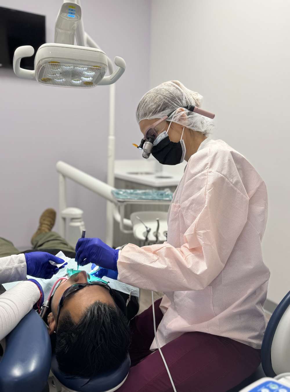 Dentista atendiendo a paciente en Top Dental
